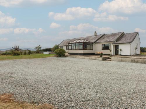Dwyran House | Tir Mawr