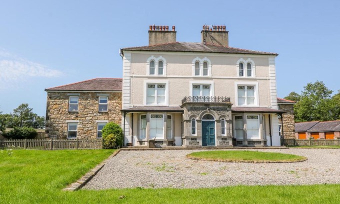 Llangefni House | Tirionfa