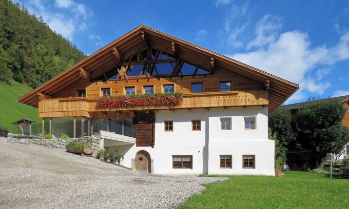 San Giacomo Apartment | "Tischlerhof Zirm" vacation apartment with balcony and mountain view