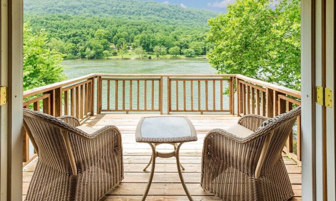 Chattanooga Cabin | TN River Getaway 10 min to Downtown Chattanooga Amazing Gorge Views