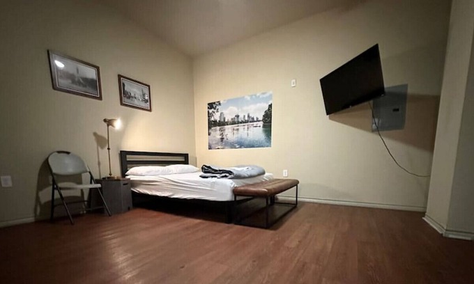 North Loop Condo | TNC 104 Luckey · ATX Lovely Studio Apartment, GREAT location!
