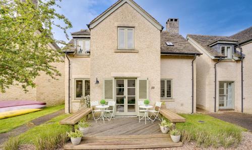 Cirencester House | Toad Hall Lake Access & Pet Friendly