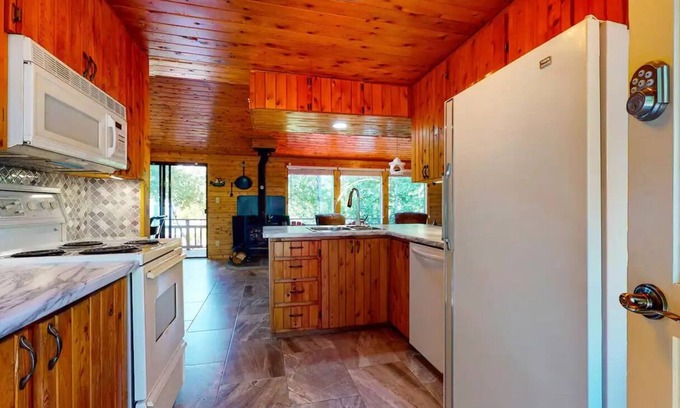 Northern Bruce Peninsula Cottage | Tobermory Waterfront Cottage @ Singing Sands Beach