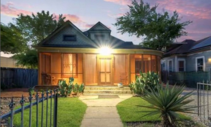 Midtown House | TOBIN HILL OASIS - PRIVATE POOL HOUSE 3BD/2.5BA, SCREENED IN PORCH, FULL KITCHEN