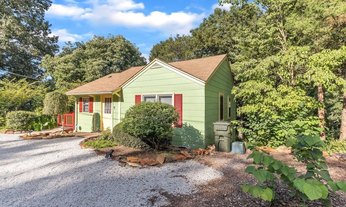 Toccoa Cottage | Toccoa House (2-Bedroom Cottage) - Handicap accessible - Pets Allowed by RedAwning