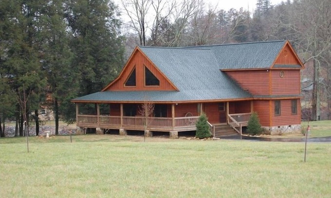 Suches Cabin | Toccoa River Cabin - Beautiful! Fishing! Tubing! Hiking!