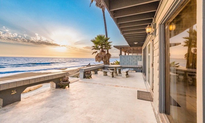 Mussel Shoals House | Toes in the Sand! Great Location!