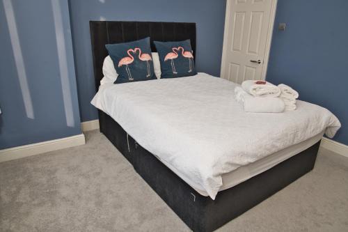 Ealing Common Apartment | Together in Ealing, Modern 2-Bed Flat with Garden, Patio & Parking & Sleeps 5