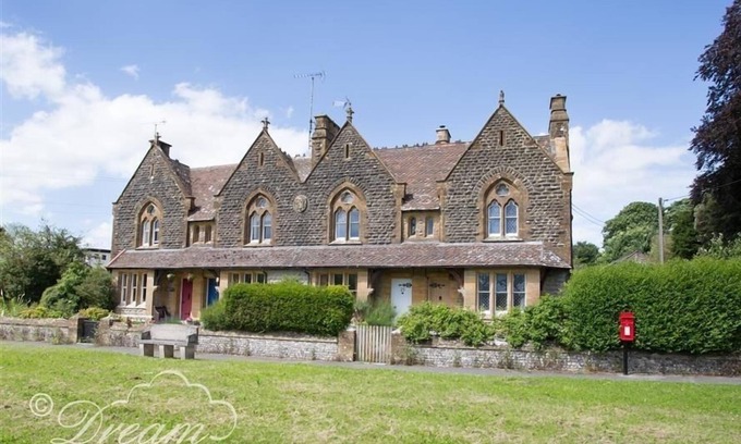 Frampton Cottage | TOLL LODGE, pet friendly, with open fire in Frampton
