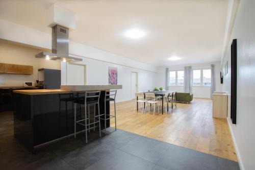 Flingern-Sued Apartment | Tolstov Apartments - 250m2 Loft with 6 Rooms im Industriegebiet - 20 Min Messe DUS & Old Town DUS