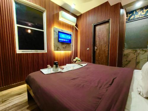 Jangpura Hotel | Tom stay - 10 min Walking Distance Nizamuddin Railway Station