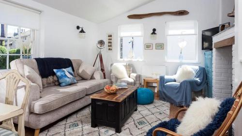 Mousehole House | Toms Harbour Light cosy cottage
