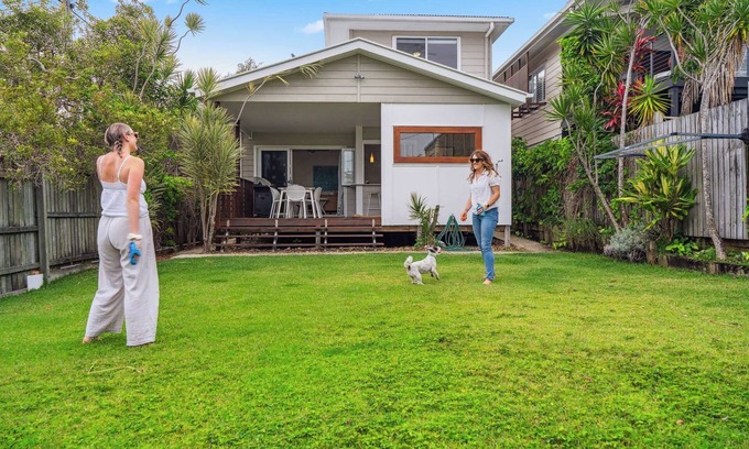 Dicky Beach House | Tooway Beach House Walk to beach & Pet-friendly
