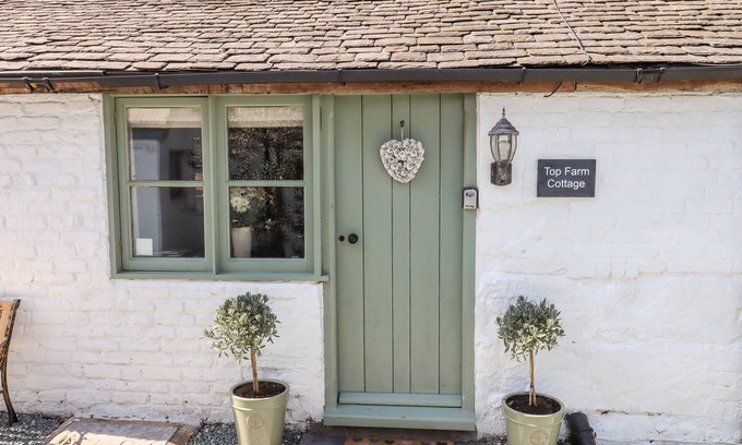 Felton Cottage | TOP FARM COTTAGE, pet friendly, character holiday cottage in Knockin