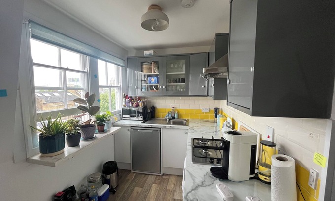 St. Helen's Apartment | Top Floor 1BD Flat with Balcony - Ladbroke Grove