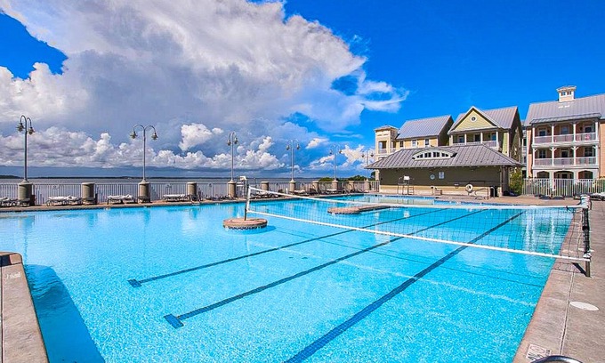 Sunset Island Condo | Top-floor beach condo w/partial bay views, shared pools, & central AC