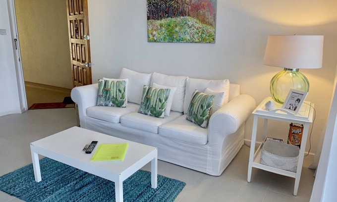 Sunset Crest Condo | Top Floor Beautifully Renovated Condo near Beaches & Town Centre
