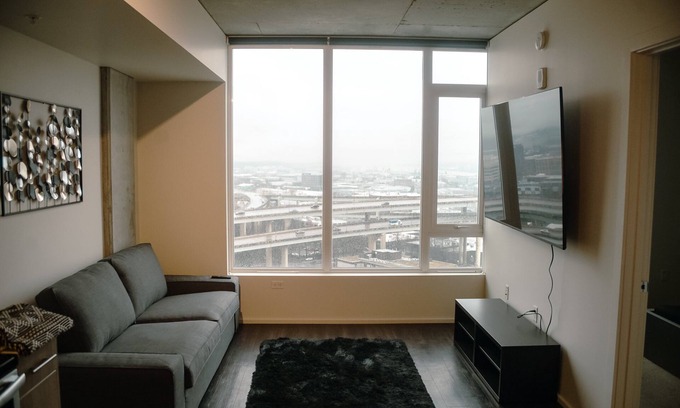 Pearl District Apartment | Top Floor Condo W/Beautiful View Overlooking the city