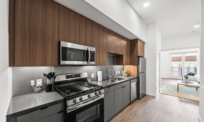 Willmore Apartment | Top-Floor Gem/Walk to Attractions