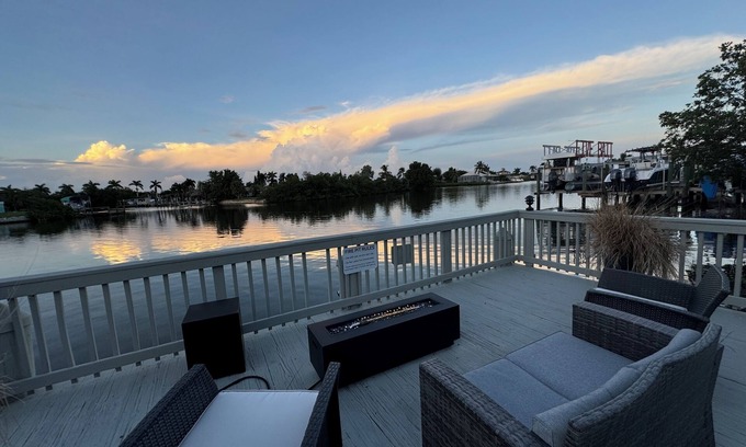 Isles of Capri Condo | Top Location-10 Min From Beach-BBQ-Water Front