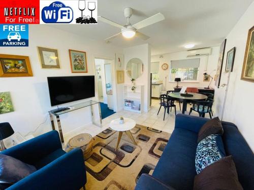 Crawley Apartment | TOP LOCATION CONVENIENT QUIET WIFI NETFLIX WINE