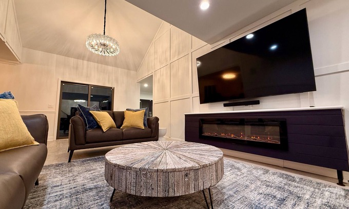 Vernon House | Top Luxe Oasis: Ski's, Hike, Golf, Fine Dining, Fireplace, Ultimate Relaxation