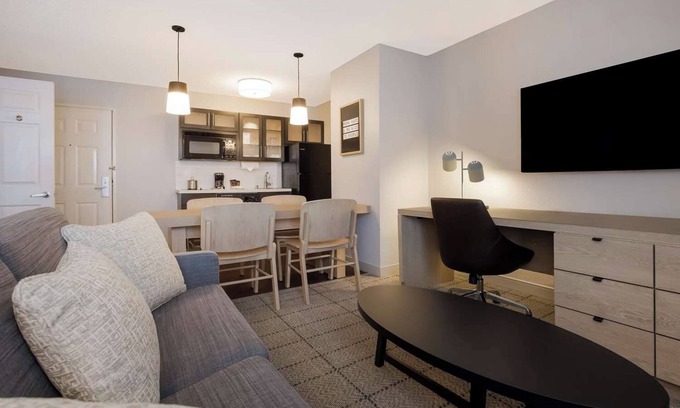 Irvine Industrial Complex-East Hotel | Top-Quality Amenities to Enjoy! with Full Kitchen, Pet-friendly Property!