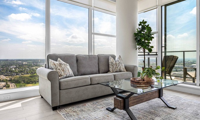 Victoria Park Condo | TOP-RATED! MTN & DT Views! 35th FL, FREE Banff Pass, Parking & Wine!