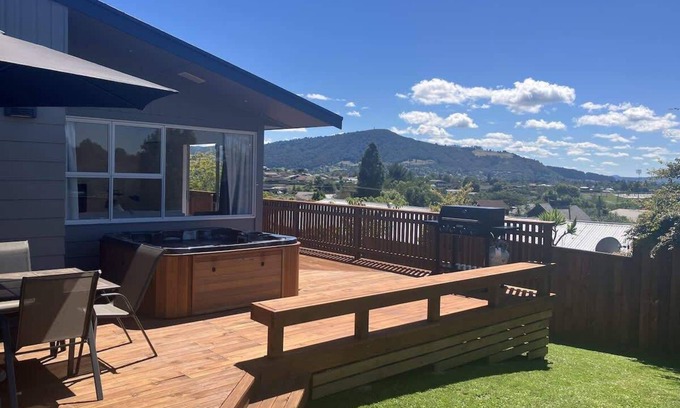 Springfield House | Top Spot Rotorua | Spa Pool & EV Charger