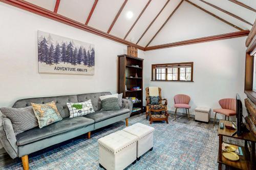 Crestline House | Top Town Retreat