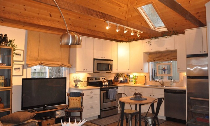 The Beaches House | Toronto Beaches "Industrial Chic" 1 Bedroom Coach House