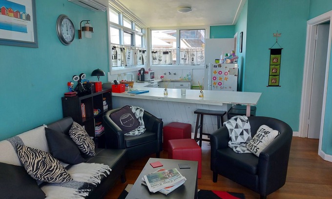 Torquay Cottage | Torquay cute cosy retro 2bRoom holiday unit near beaches, and pets welcome.