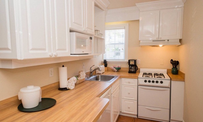 Bradenton Beach Hotel | Tortuga Inn 1st Floor Studio.Pet Friendly