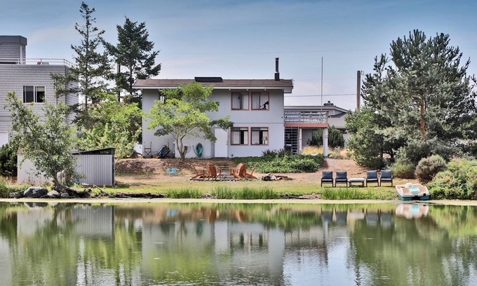 Coupeville House | Totally Beachin' Getaway - Two Story Beach Retreat