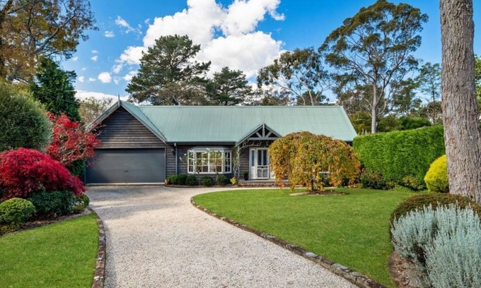 Wentworth Falls House | Tourmaline in Wentworth Falls