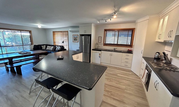 Waterhouse Cottage | Town center, Air conditioning, outside pet friendly