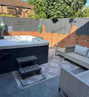 Morpeth House | Town center cottage with Hot tub