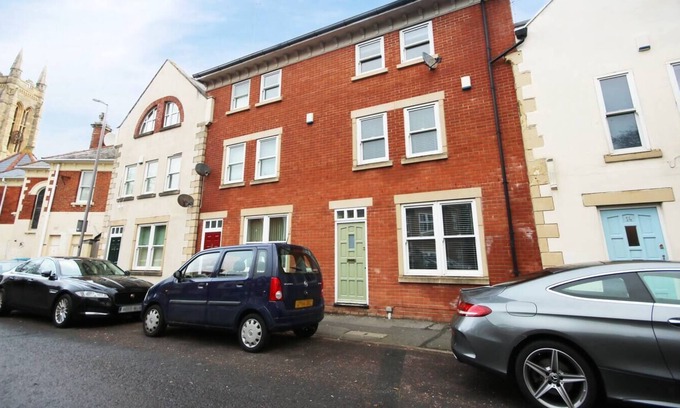 West Cliff House | Town Centre Large 3 Bedroom House