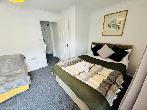 Huntingdon Apartment | Town centre with parking