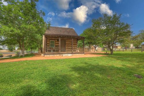 Fredericksburg House | Town Creek Cabin Walk to Main St