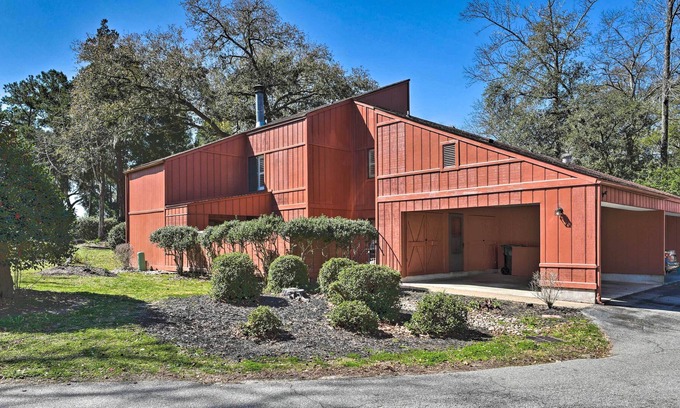 Summerville House | Townhome w/ Pool Access, 20 Mi to Dtwn Charleston!