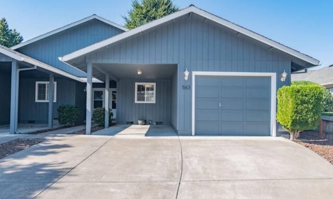 Medford House | Townhouse 2 bed 2 bath fenced backyard garage park