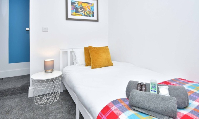 Crewe House | Townhouse @ 42 Minshull New Road Crewe - Single