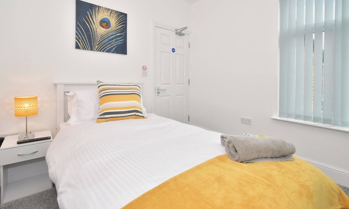 Crewe House | Townhouse @ 86 Brooklyn Street Crewe - Whole 4 Bedroom House