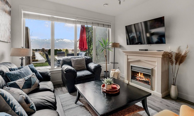 Westbank House | Townhouse at Lakefront Resort. Pool, Hot tub, Private Beach, Boat Slip Available