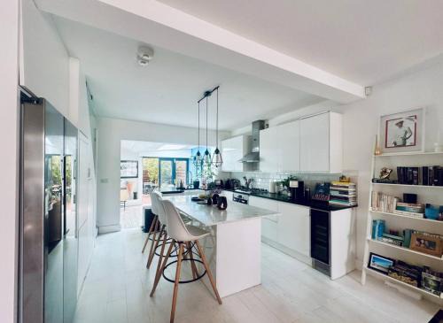 Queen's Park House | TownHouse by Notting Hill - Sleeps5 PetsOk Tv Wifi