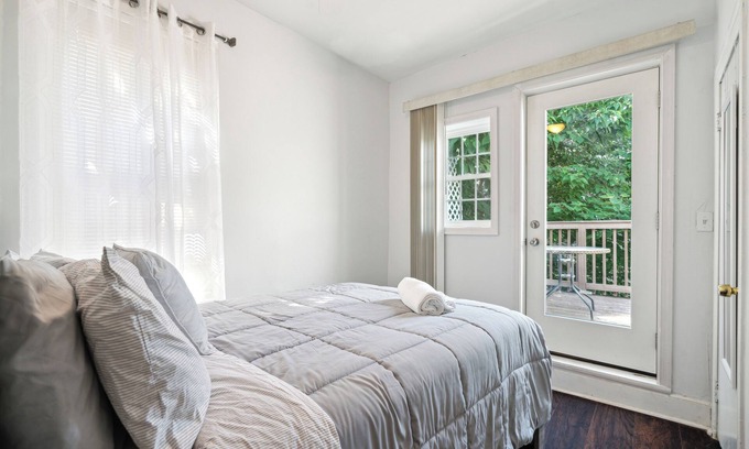 Point Breeze House | Townhouse close to Center city, Philadelphia, Pennsylvania!