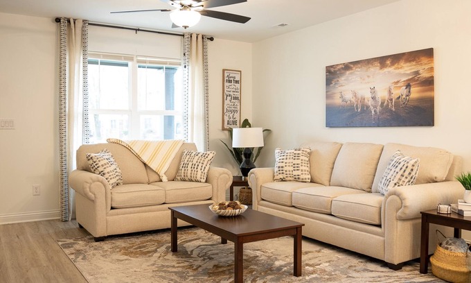 Jeffersonville House | Townhouse mins to UofL & Churchill Downs/hot tub