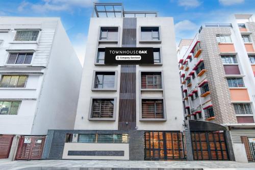New Town Hotel | Townhouse Oak DLF Newtown Bus Terminal