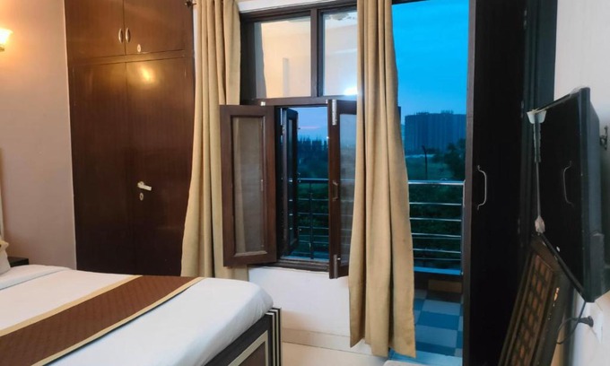 Noida Hotel | Townhouse Premium